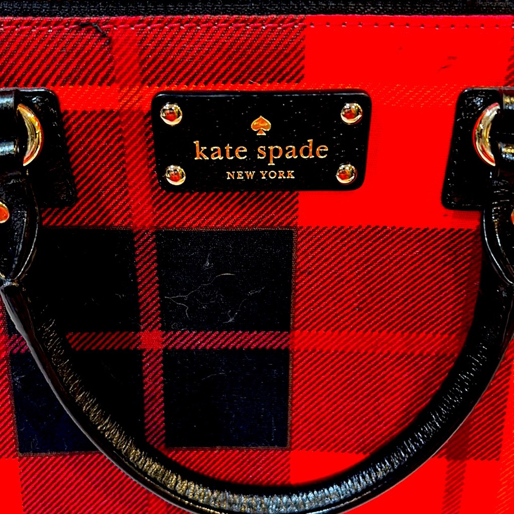 Perfect for the holidays!  A nice purse to celebrate with style!